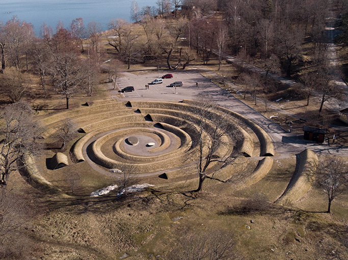 Jordkonstverket Gravitational Ripples av Lea Porsager.