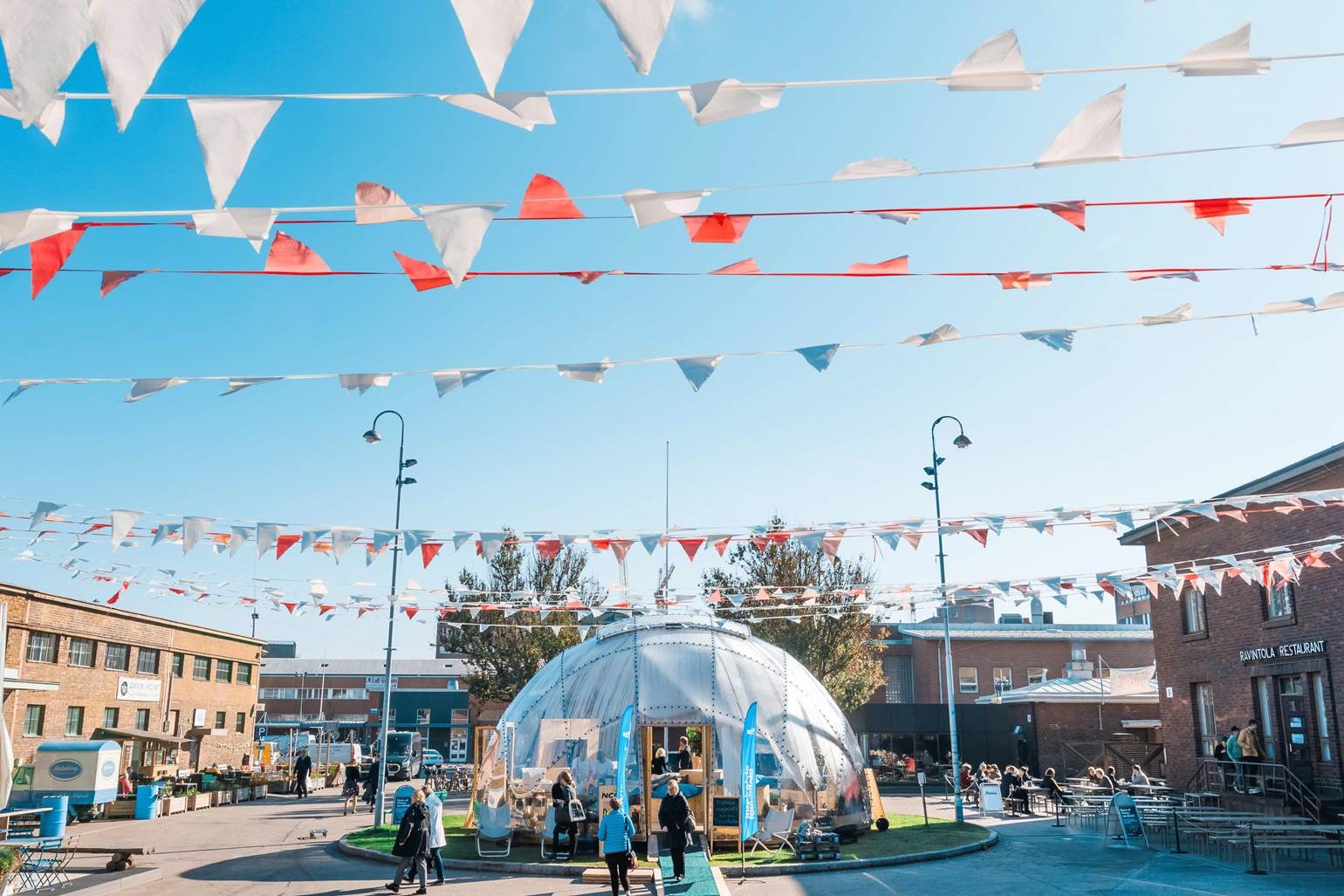 Vimplar över en gata där det är en festival