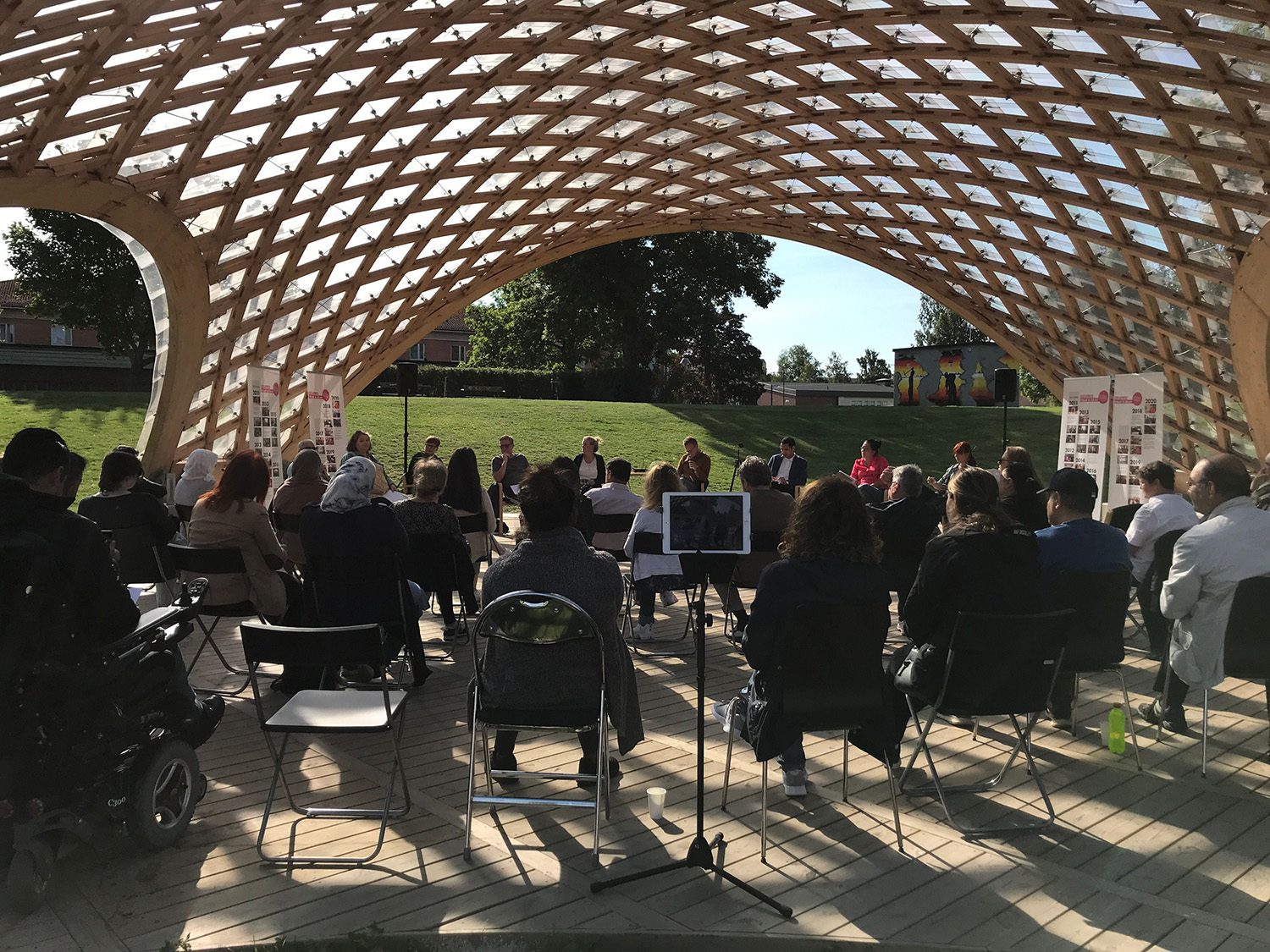 En orkester spelar under en trä paviljong