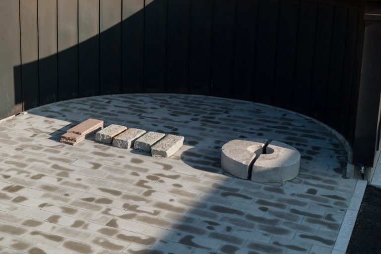 Stenplattor bildar ett mönster på marken.