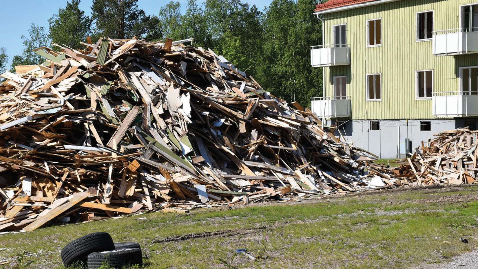 Plankor och trämaterial i en hög