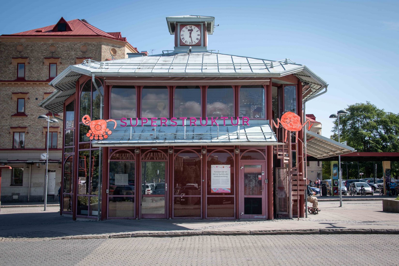 Paviljong på ett torg.