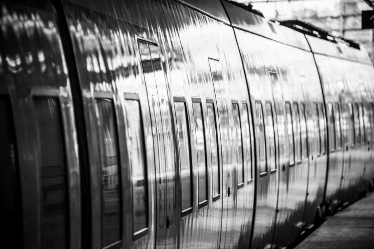 Sol reflekteras i tåg står stilla