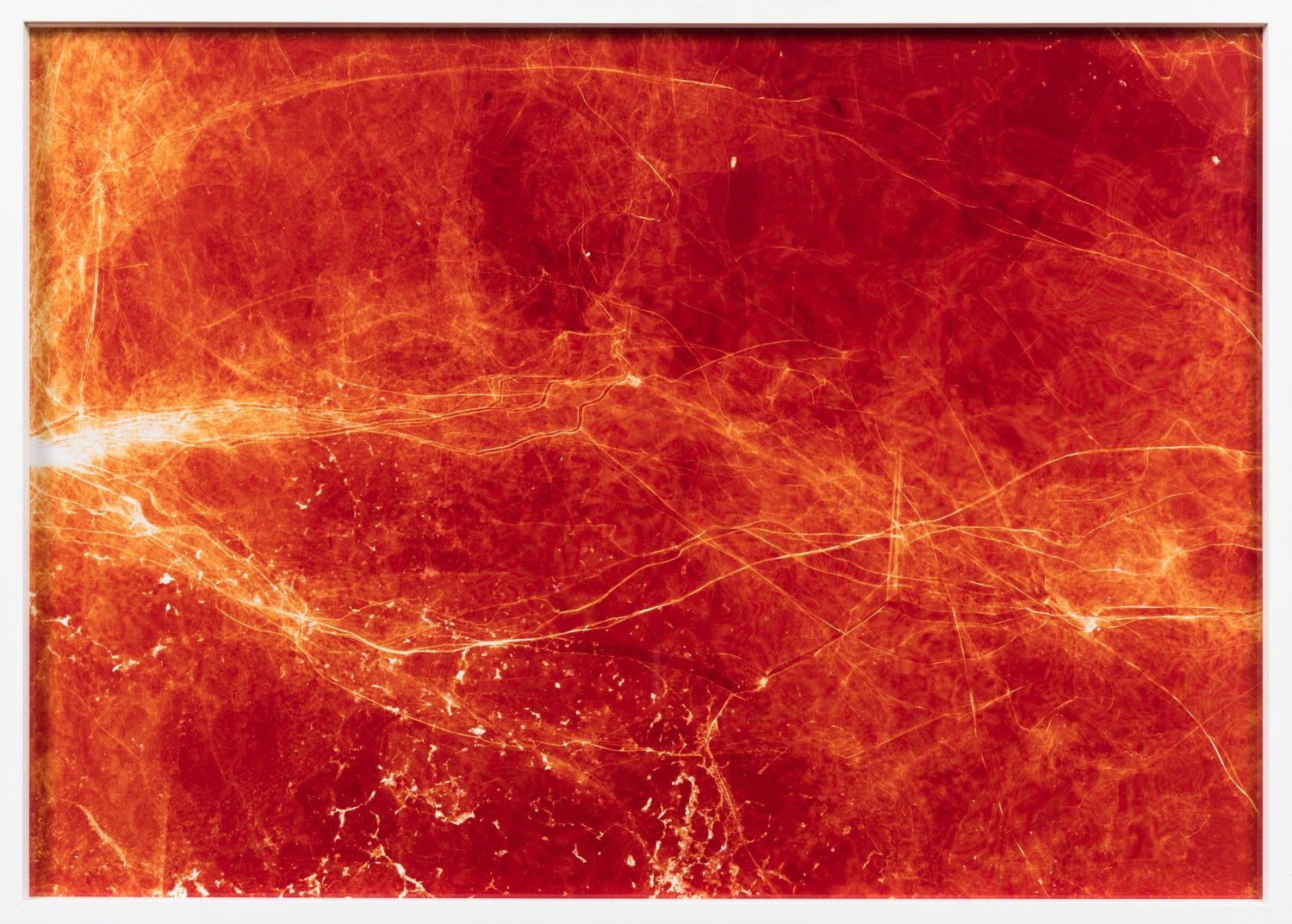 Gula ljusspår, som en blixt, på en rödorange abstrakt fond.