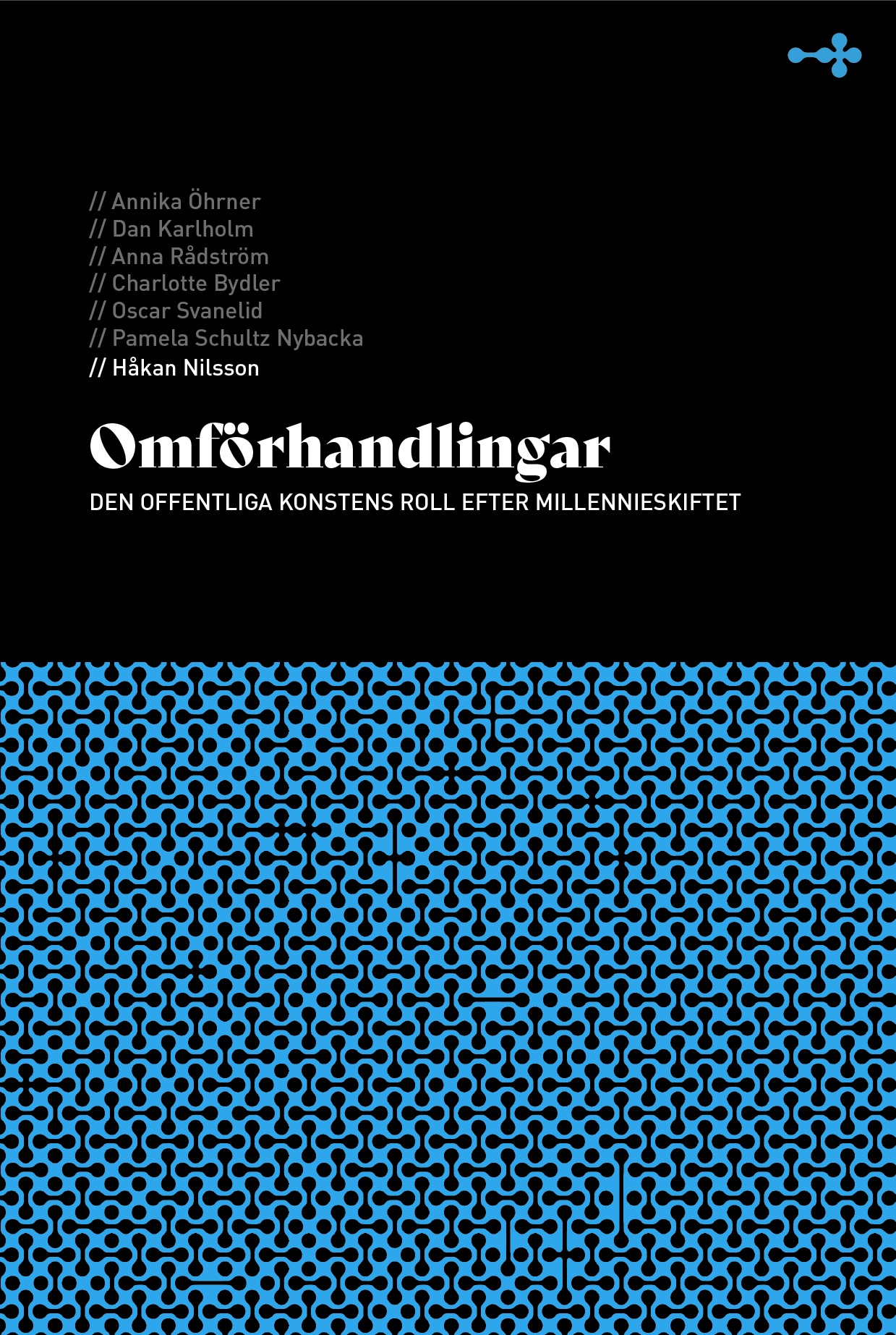 En bokframsida. Övre delen av svart. Där står Omförhandlingar: den offentliga konstens roll efter millennieskiftet.Nedre delen är ett mönster i blått och svart.