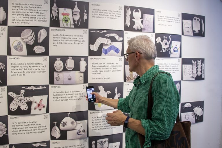 Bild på skisser på en vägg