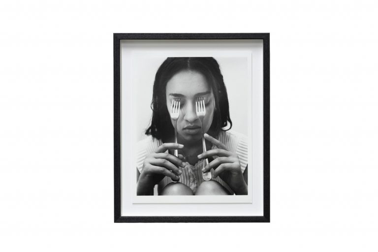 En svartvit fototavla. Bild på en kvinna