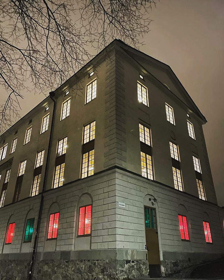 Bild på Statens konstråds byggnad kvällstid