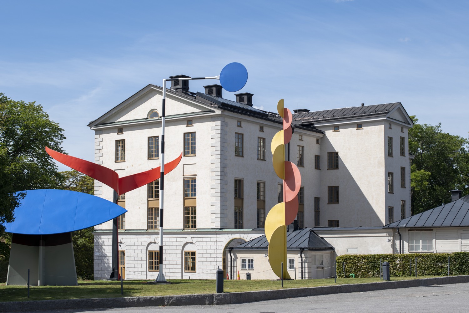 Bils på Statens konstråds byggnad och verket fyra element av Alexander Calder