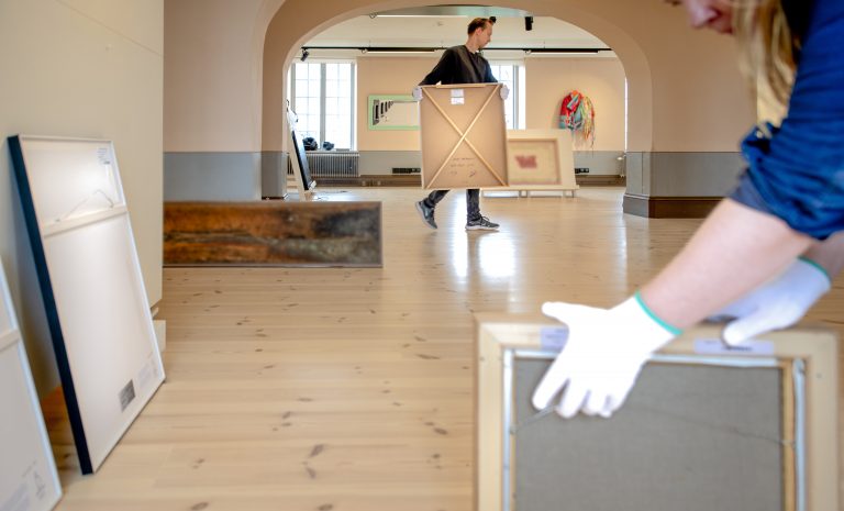 Personer som flyttar konstverk och målningar