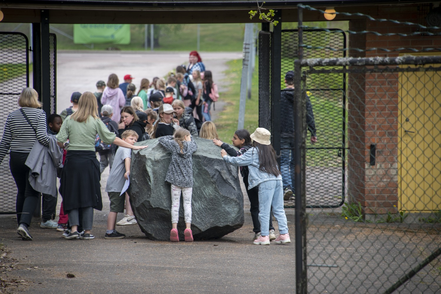barn samlade runt en sten