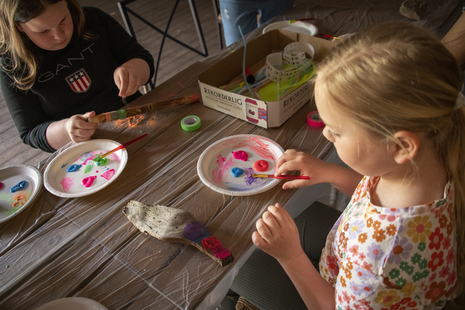 barn som målar