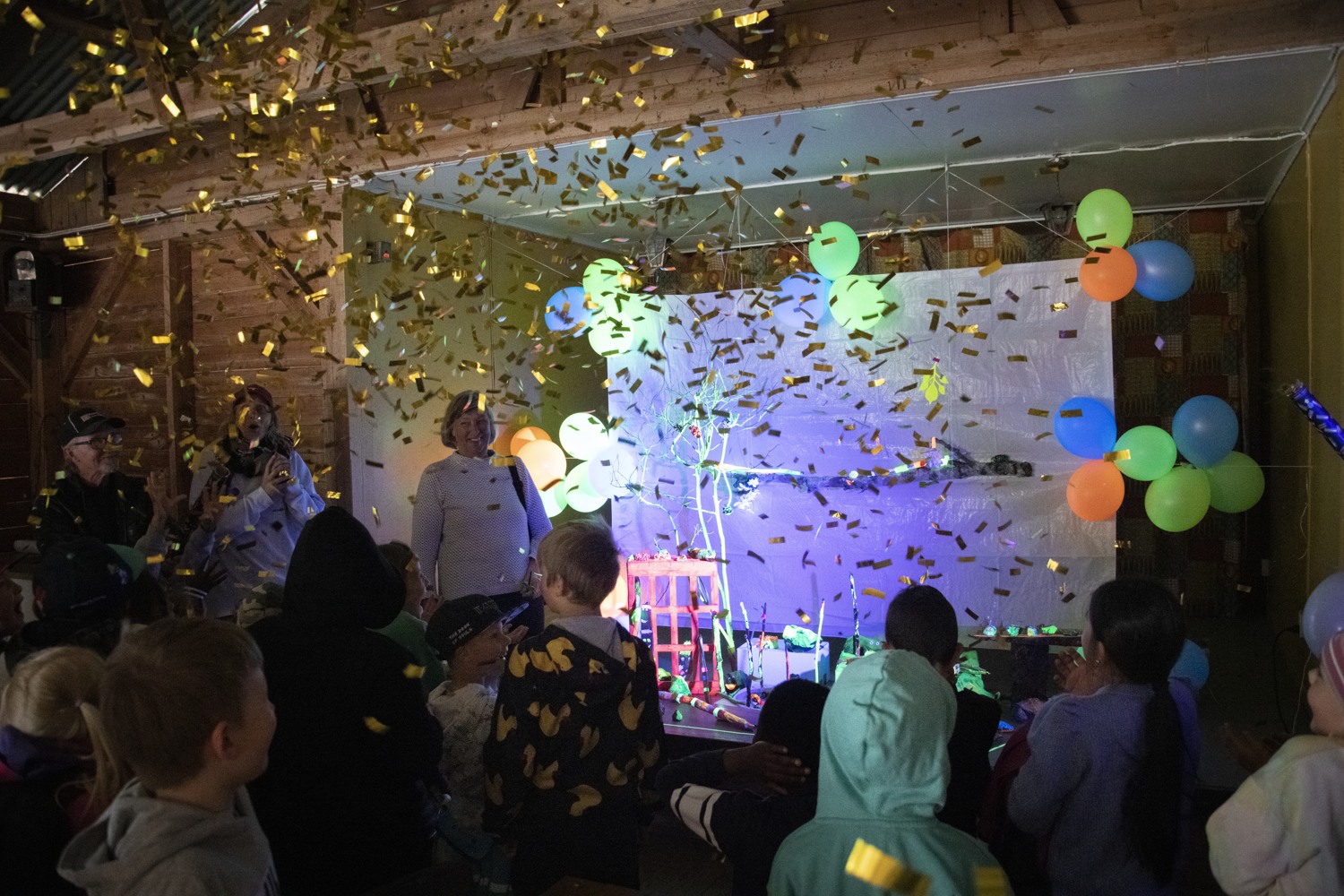 glitter faller från taket, ballonger