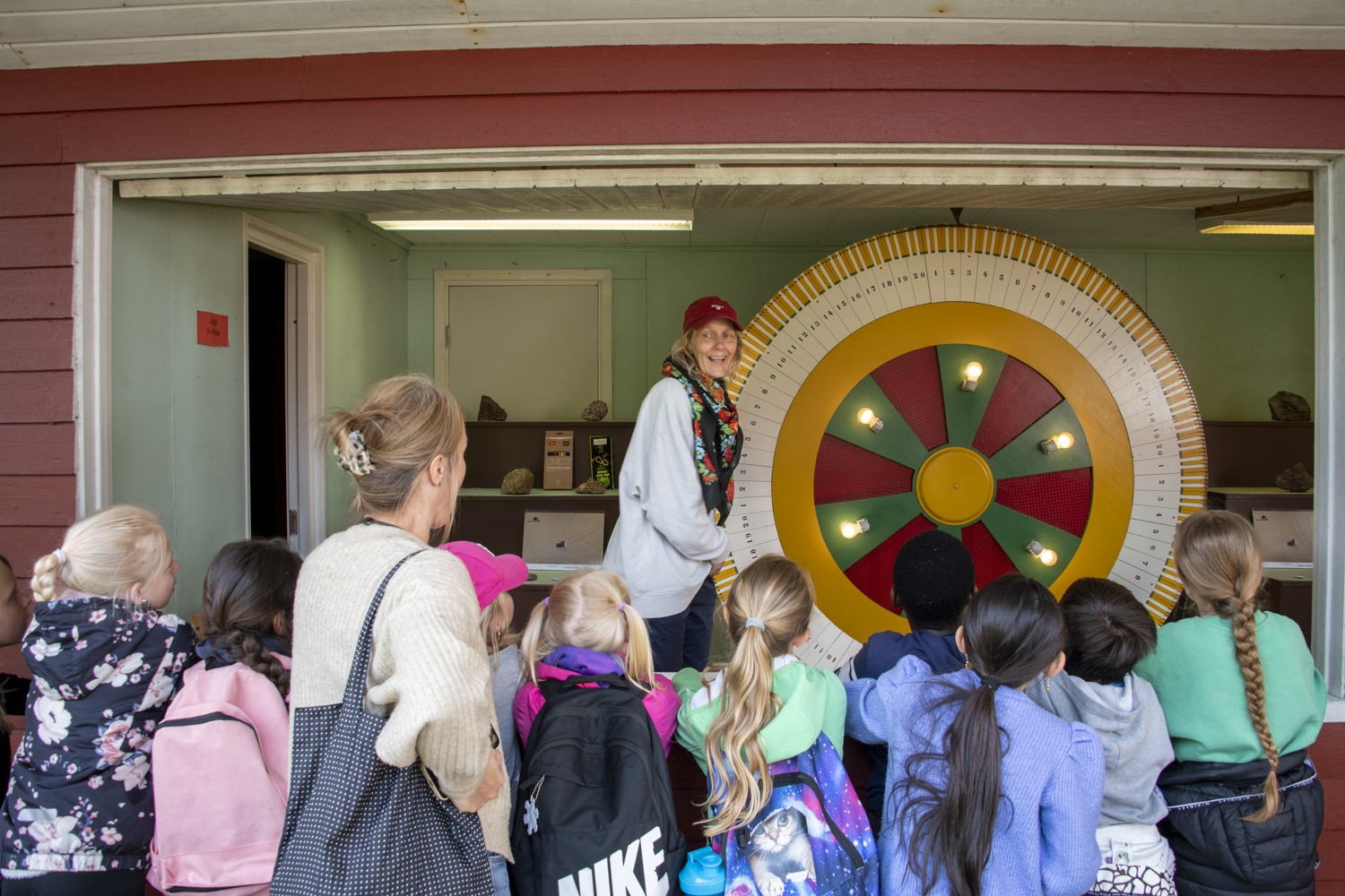 Barn tittar på ett lyckohjul som snurrar