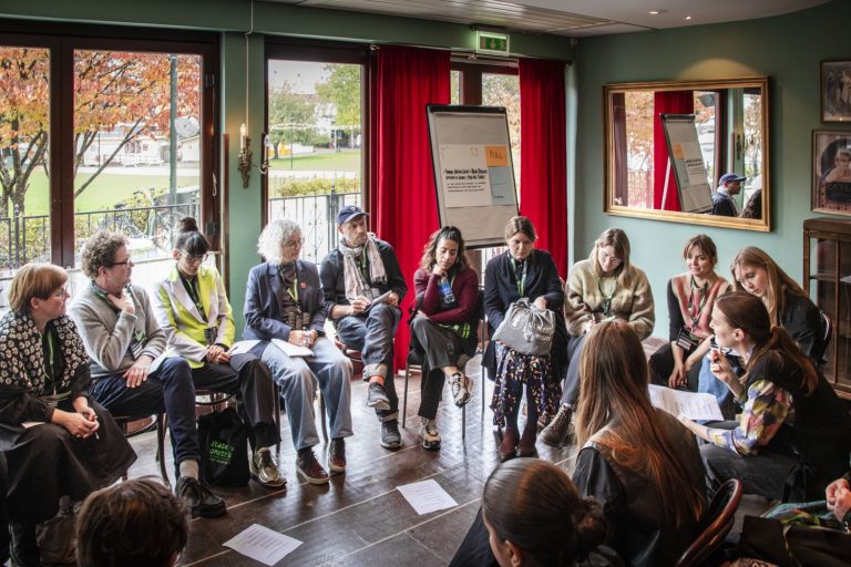 en grupp människor i ring