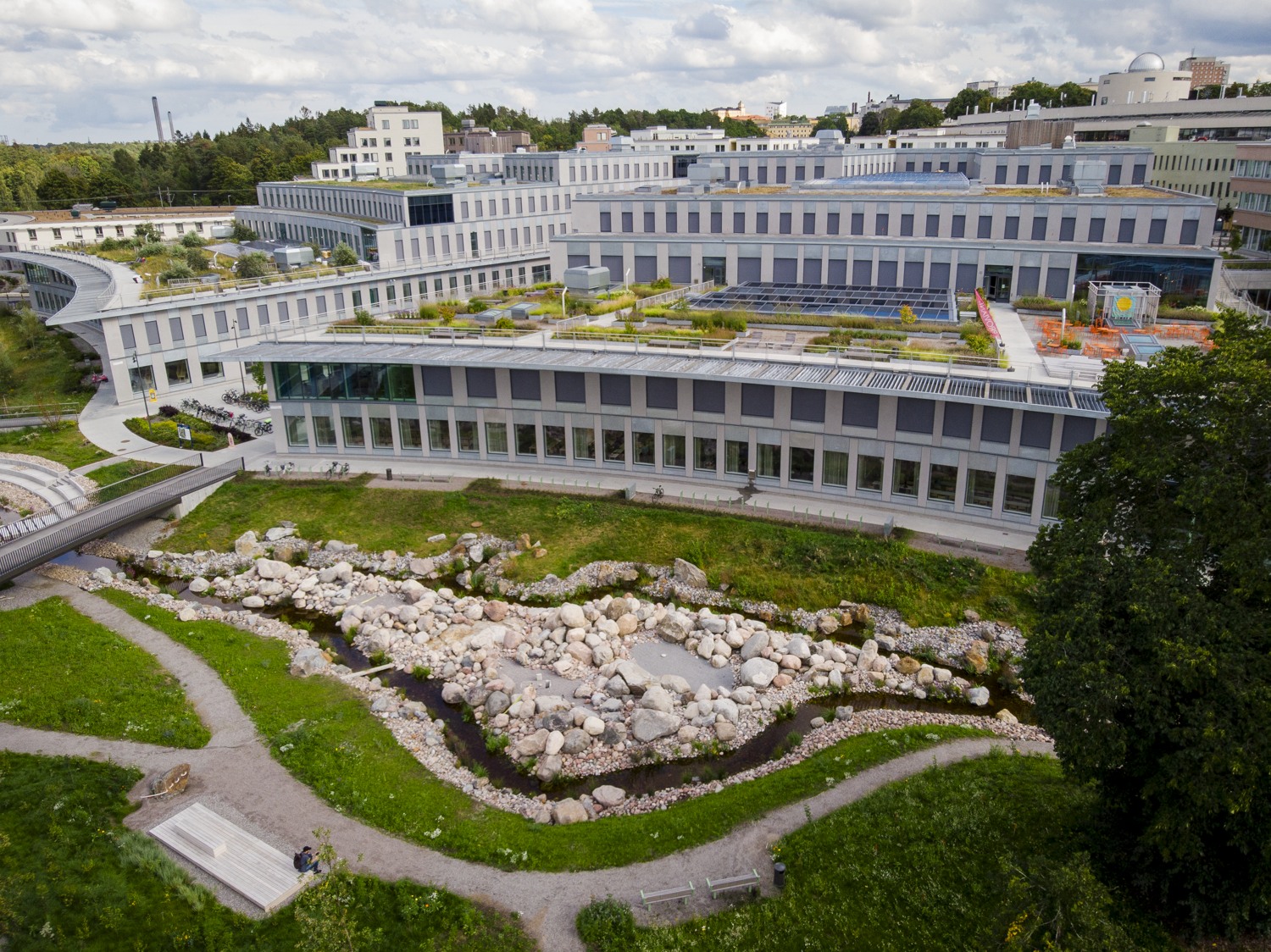 byggnader med en konstgjord ö framför