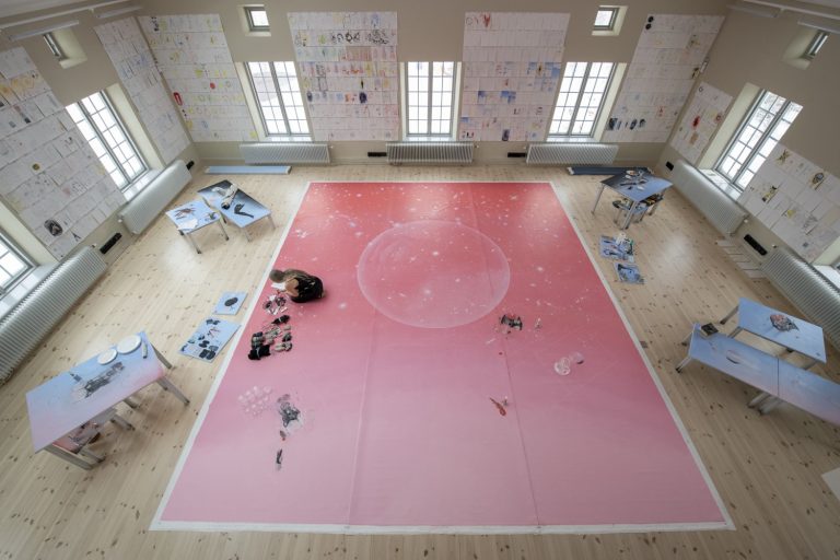 Stort rum med en mycket stor målning liggande på golvet.