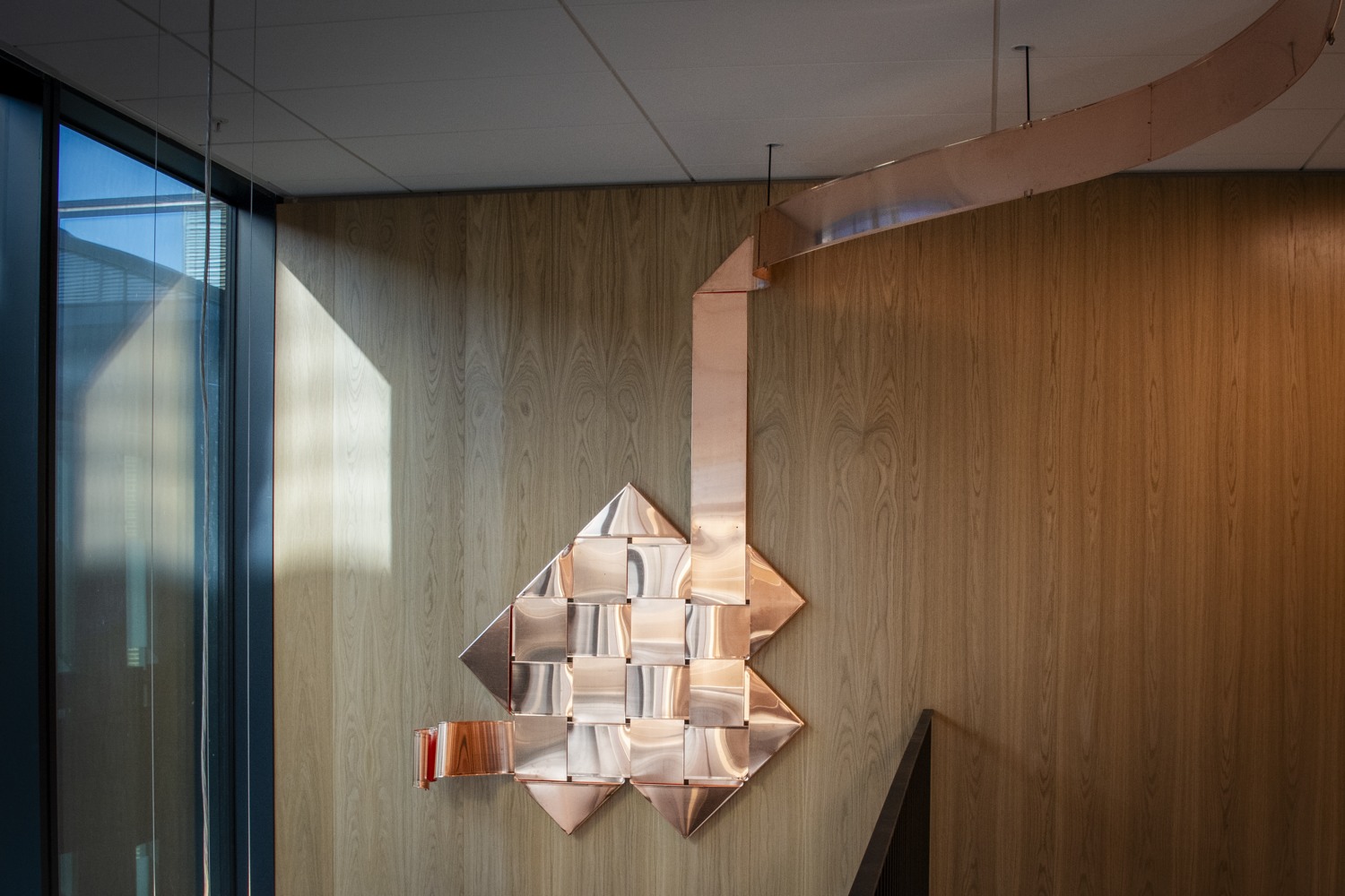 Ett kopparband som slingrar sig genom en byggnad.