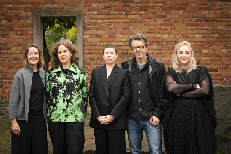 fyra kvinnor och en man