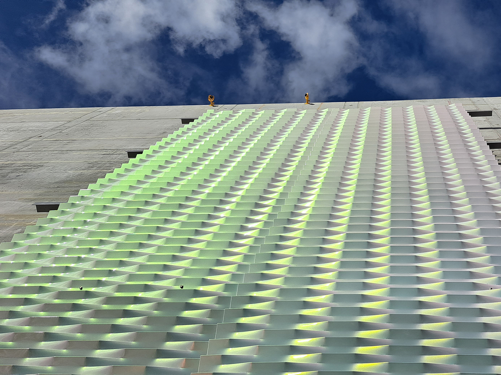 järngaller som skimrar i grönt