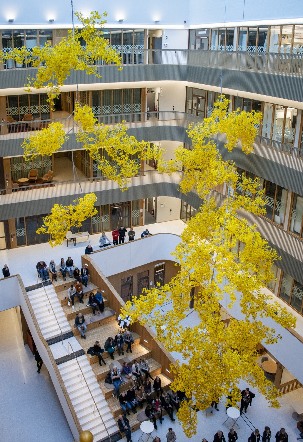 gula blommor svävar i luften i ett atrium