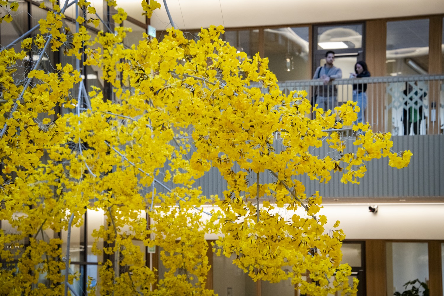 gula blommor som svävar i luften