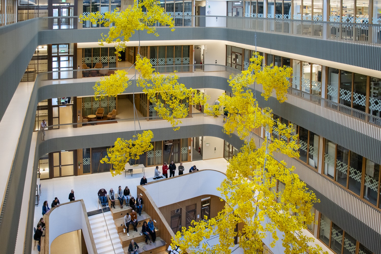 gula blommor som hängeri luften i ett stort atrium