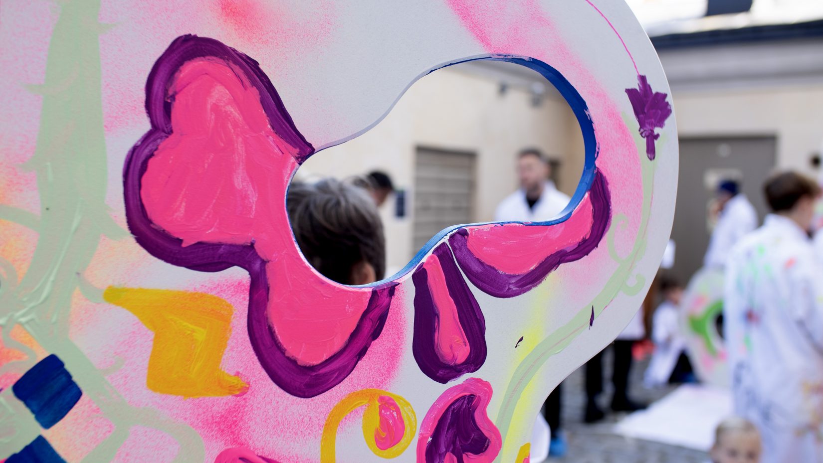 del av skulptur målad i starka färger