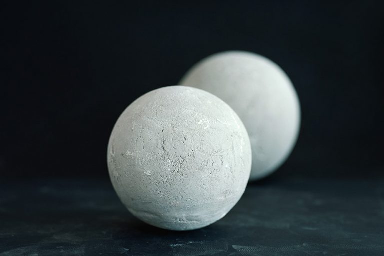 Fotografi på två vita bollar