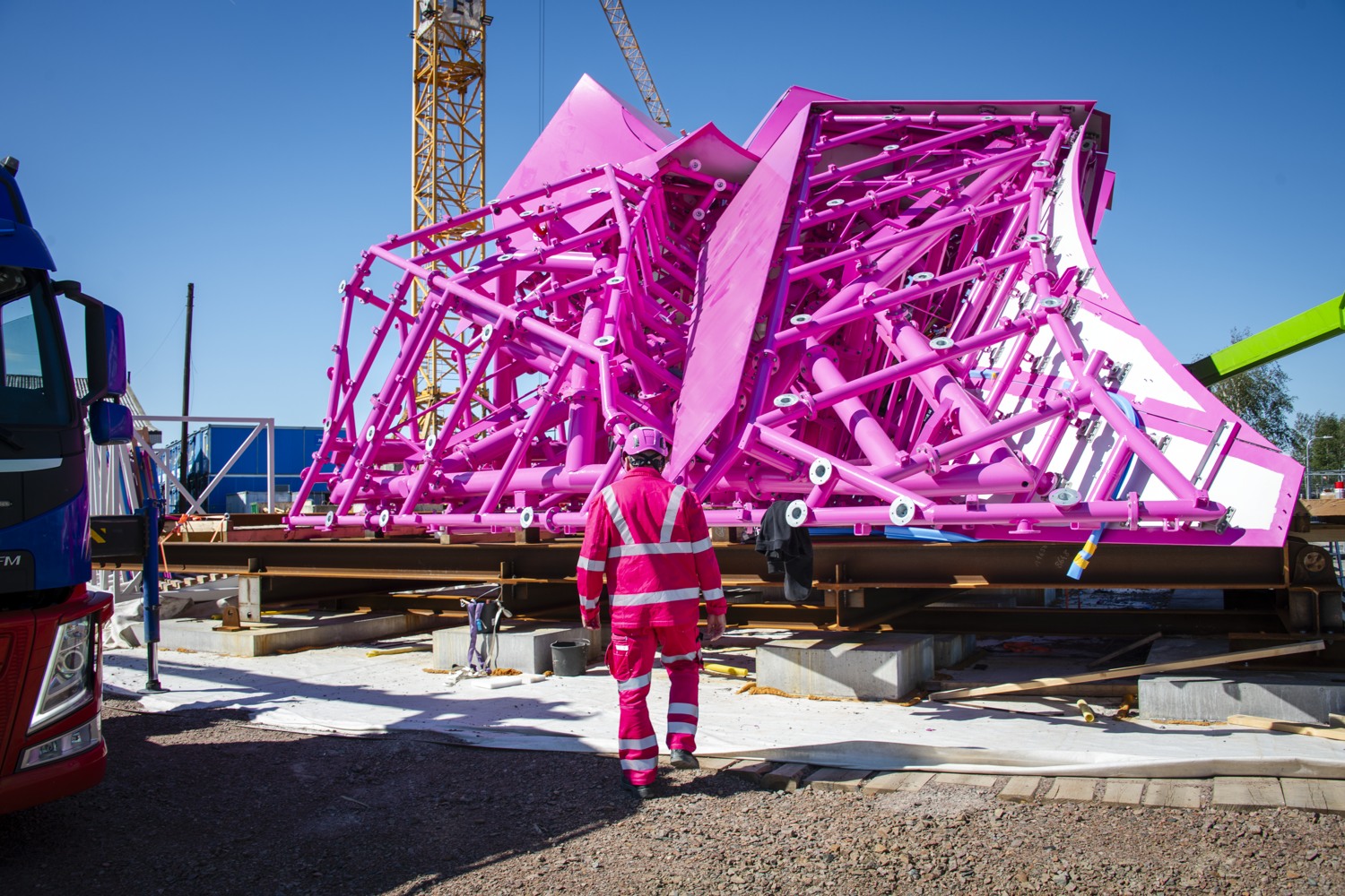 Stor rosa skulptur på en arbetsplats