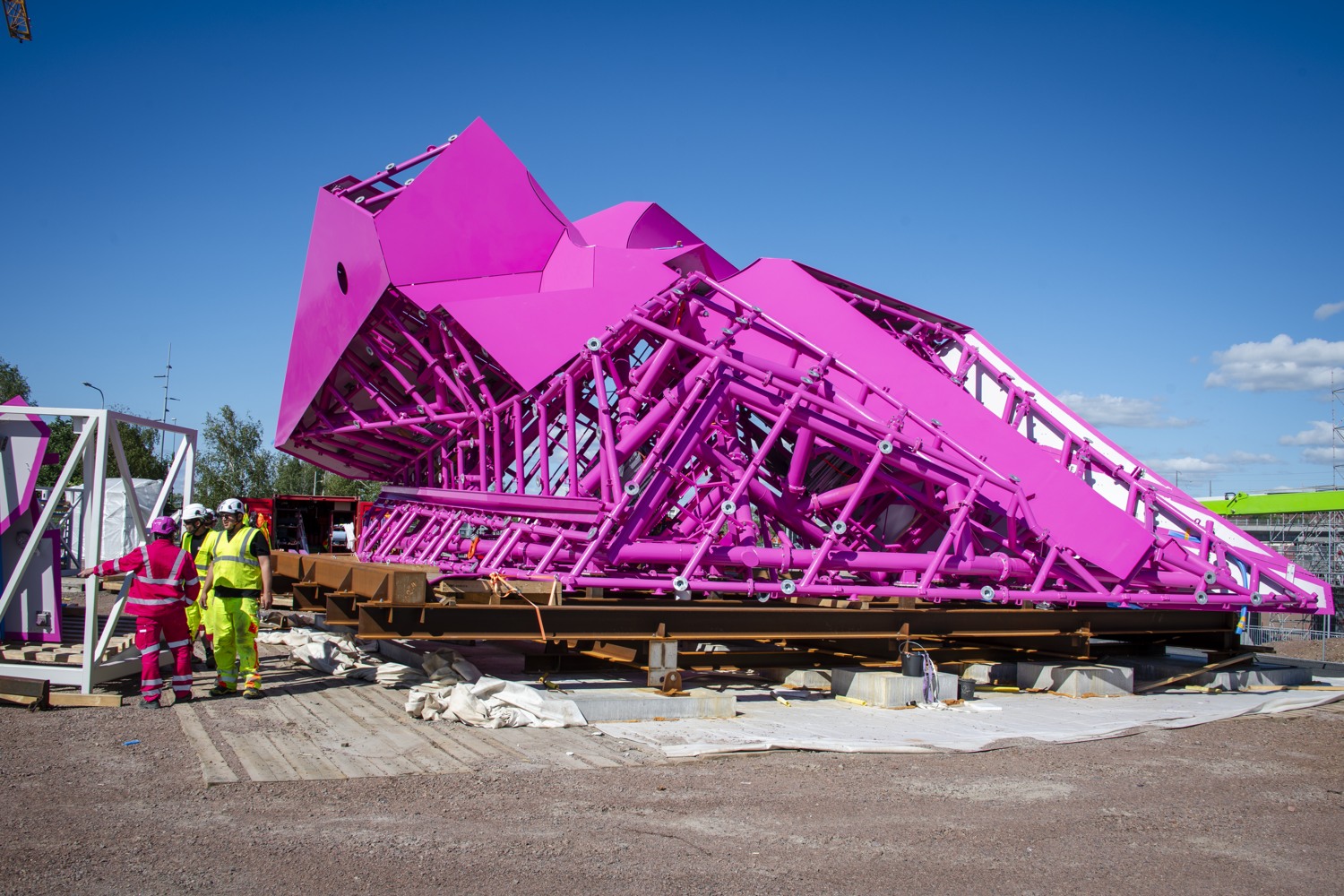 Stor rosa skulptur på en arbetsplats