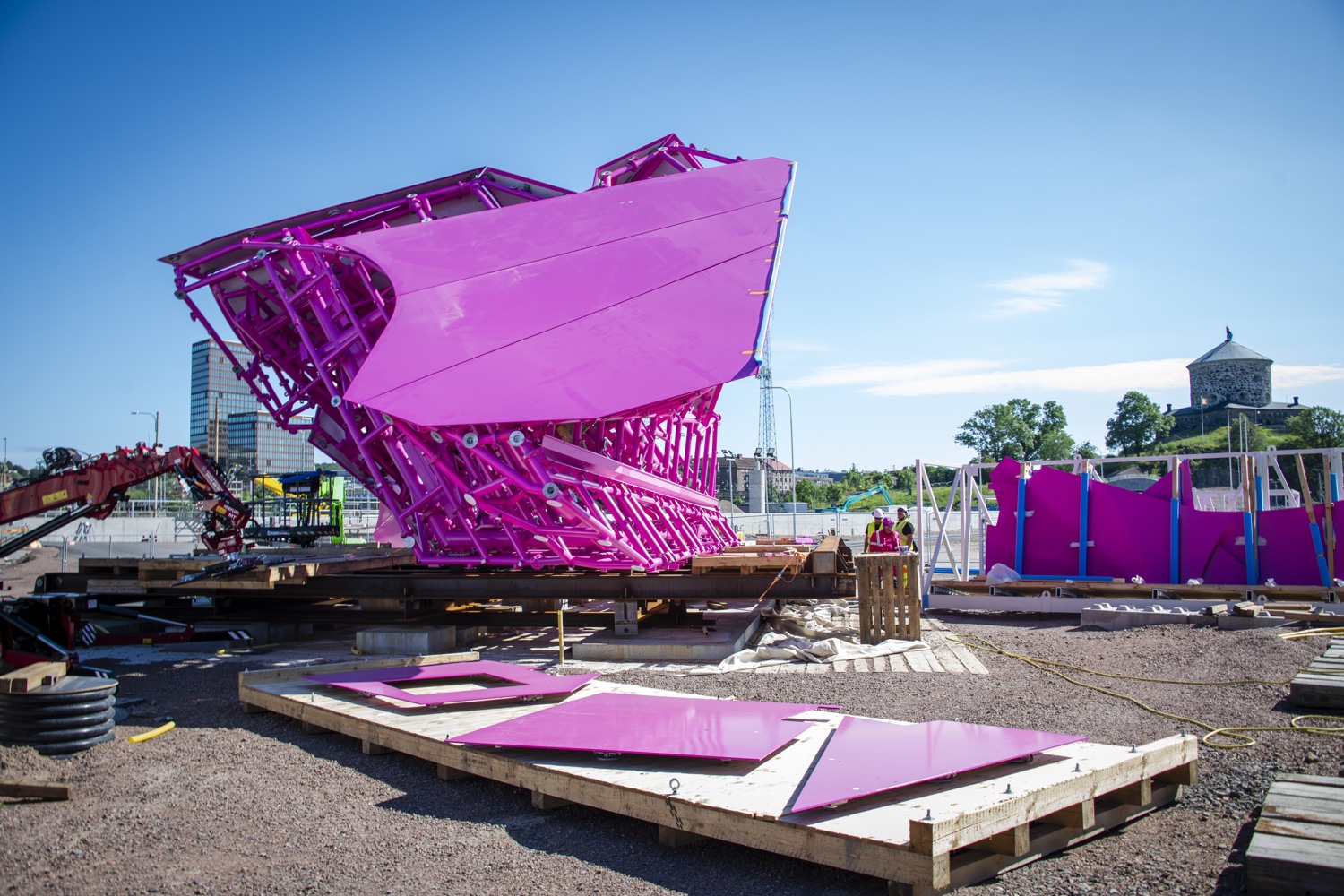 Stor rosa skulptur på en arbetsplats