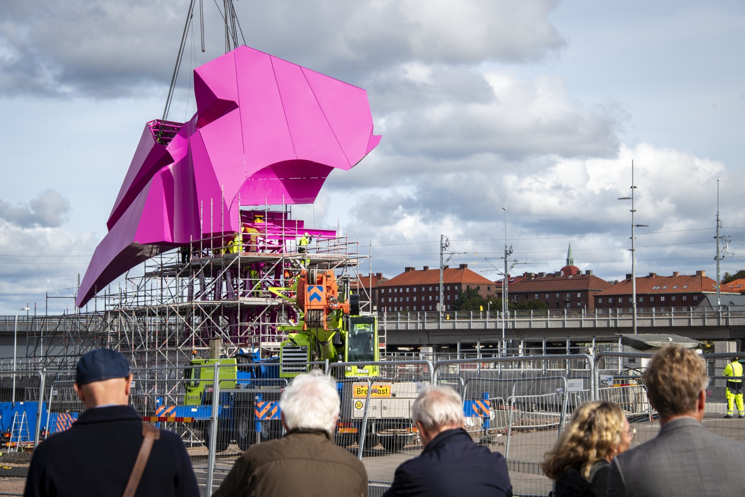 skulptur lyfts med lyftkran