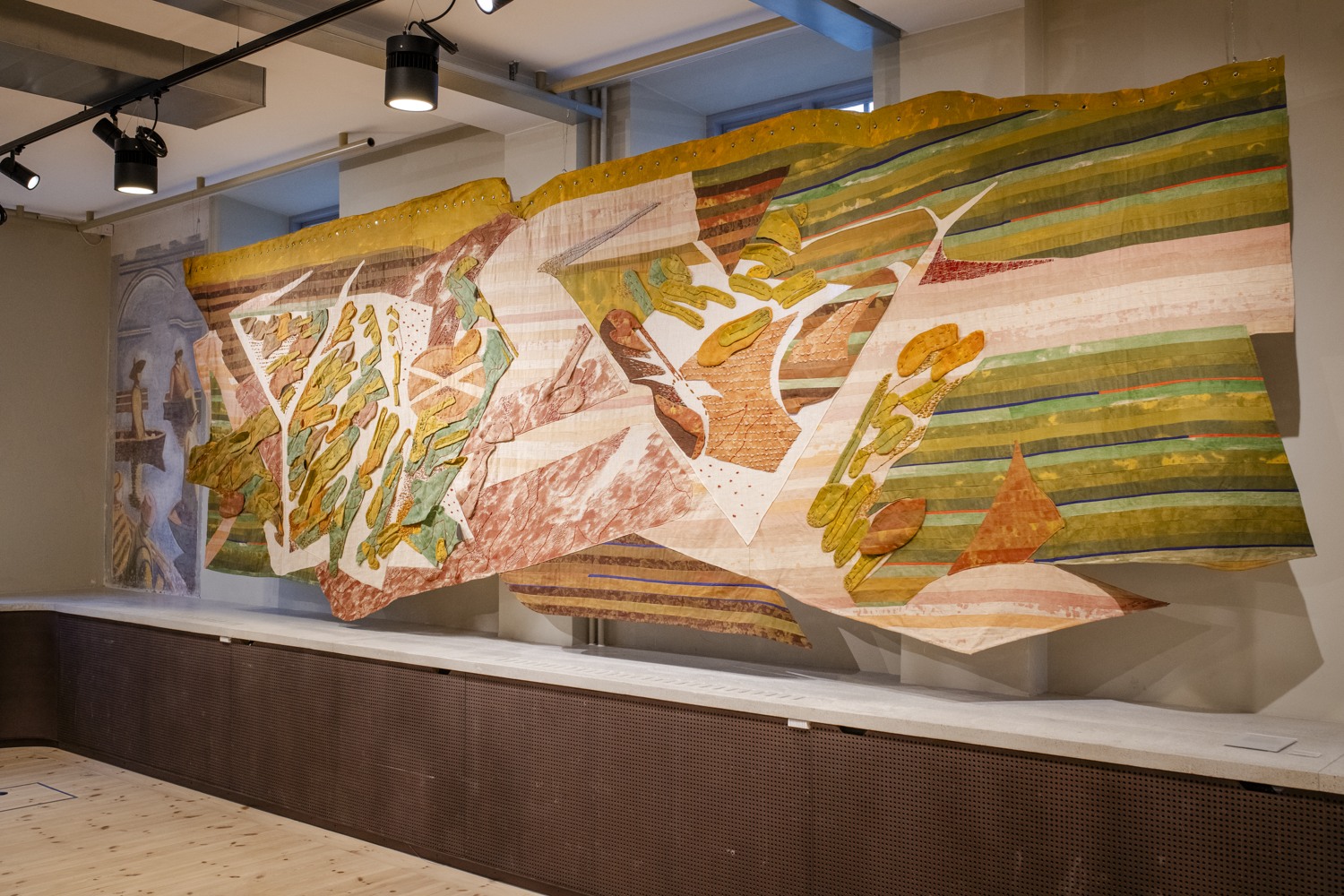 Ett textilt verk som hänger på en vägg