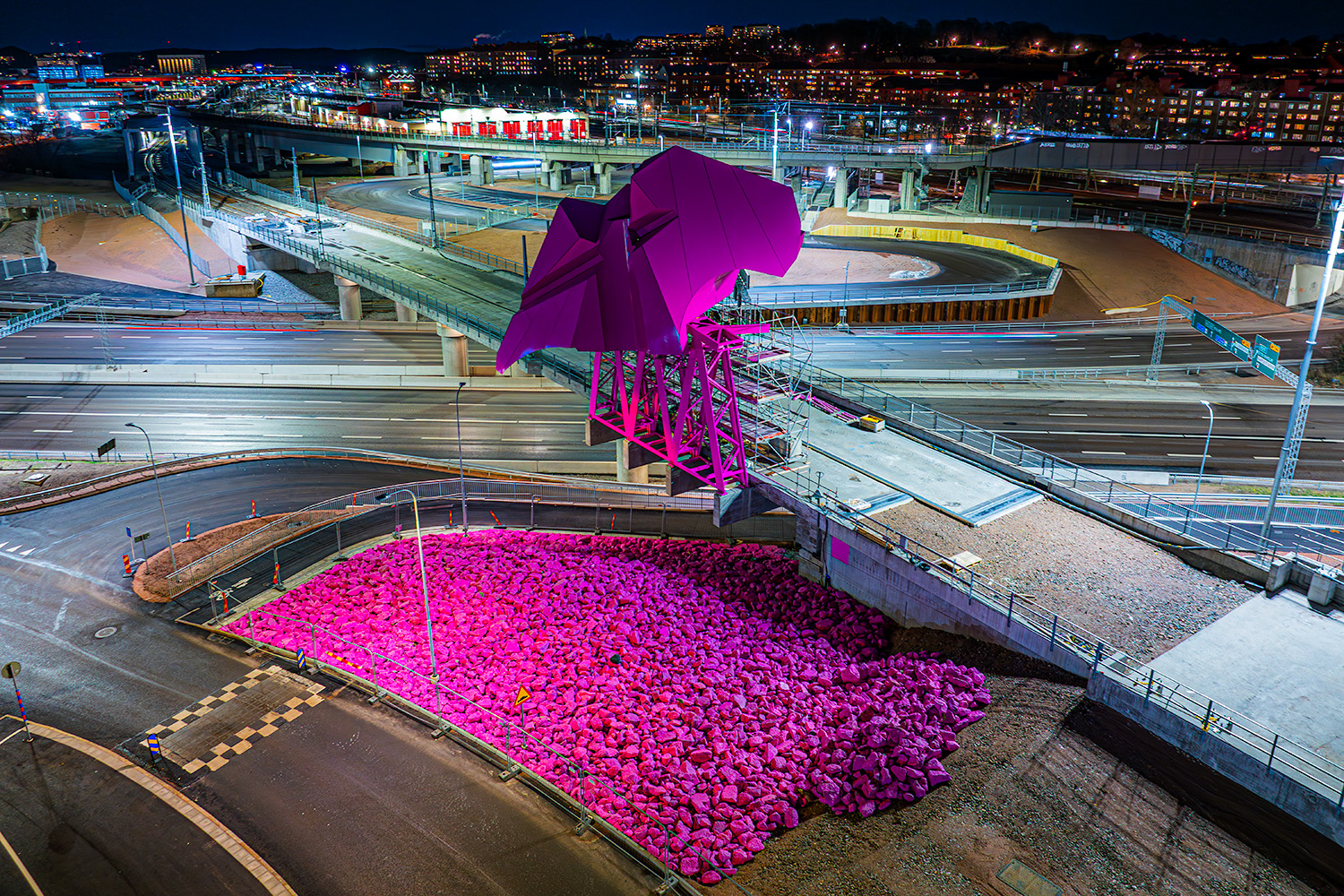 Ett lila paraply som sitter vid sidan av en väg.