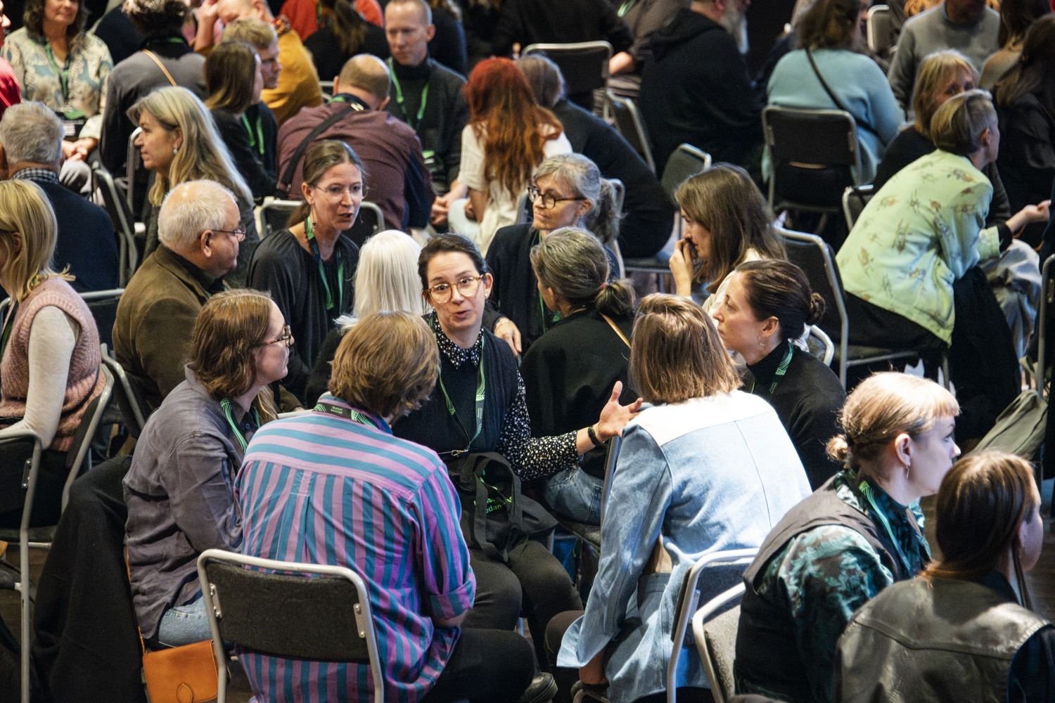 En stor grupp människor som sitter i ett rum.