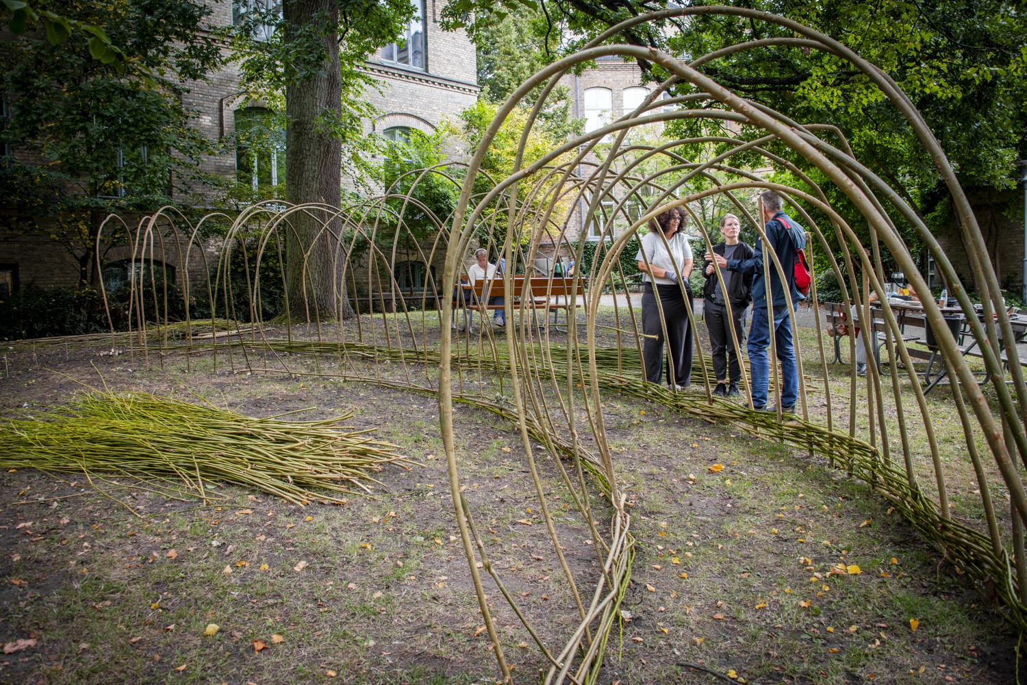 En grupp människor som står runt en träkonstruktion.