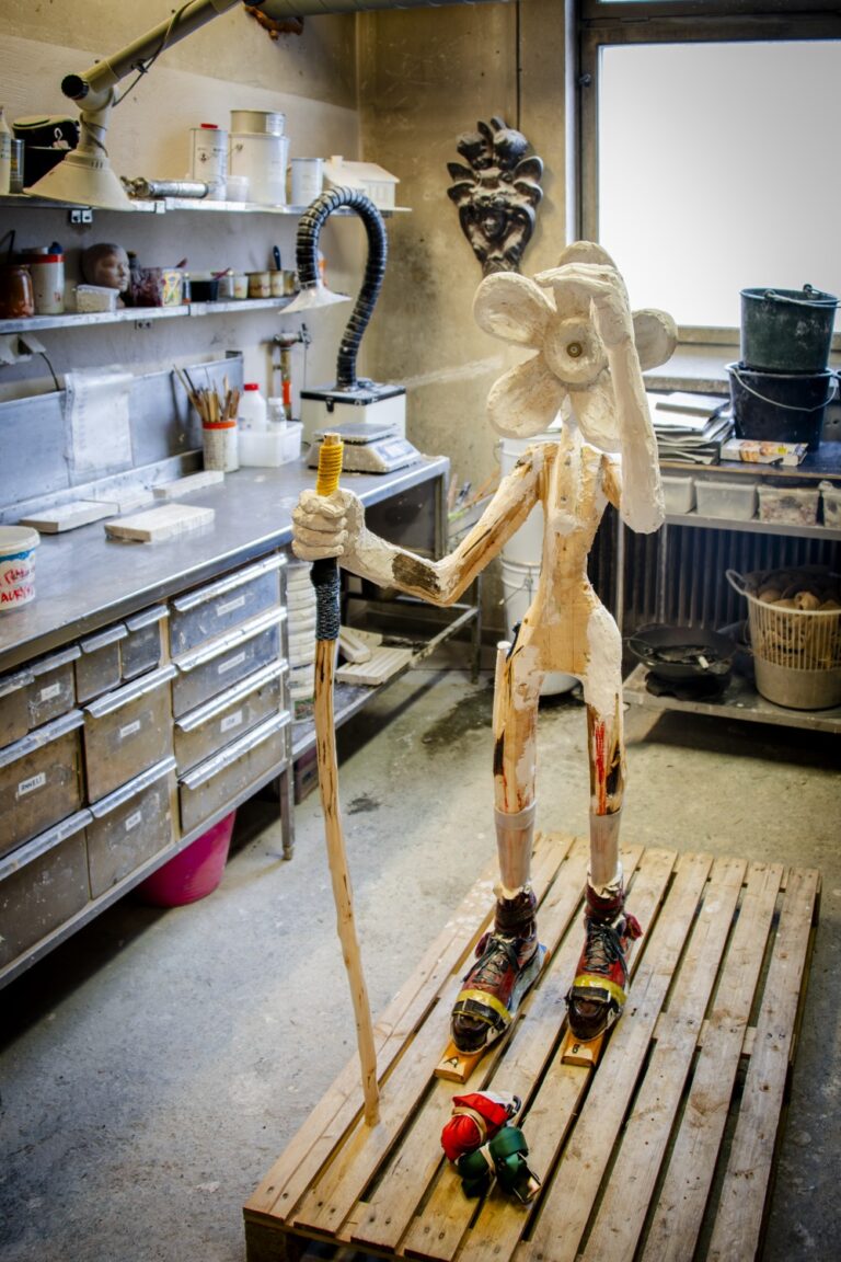 En träskulptur i en verkstad