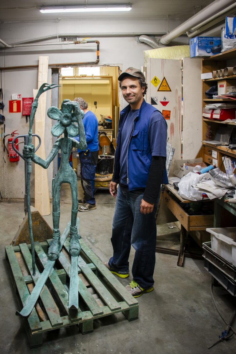En man och en staty i en verkstad