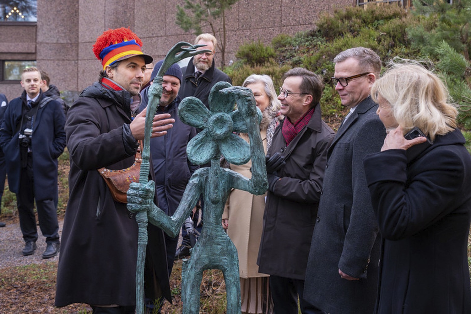 En grupp människor som står runt en staty.