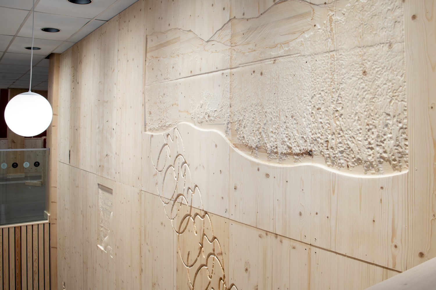 Ett rum med mycket trä på väggarna