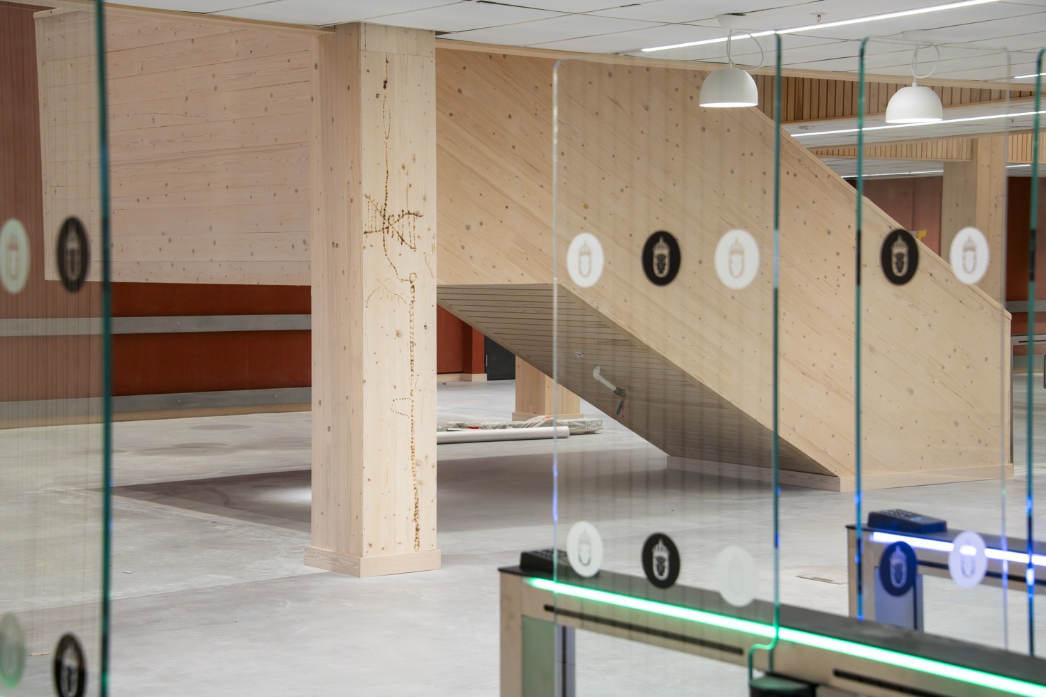 Ett rum med mycket trä på väggarna