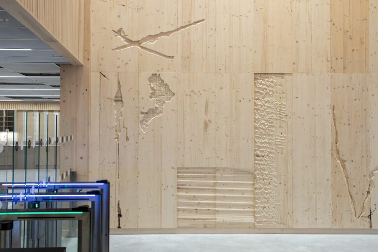 Ett rum med mycket trä på väggarna