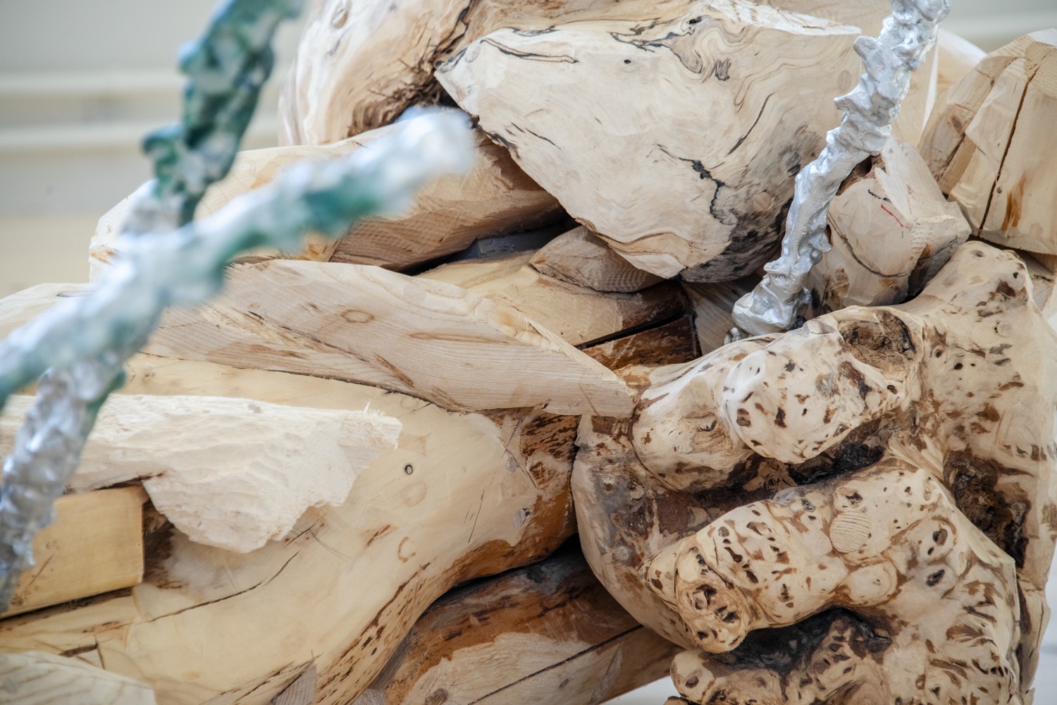 En hög med trä som ligger på ett bord.