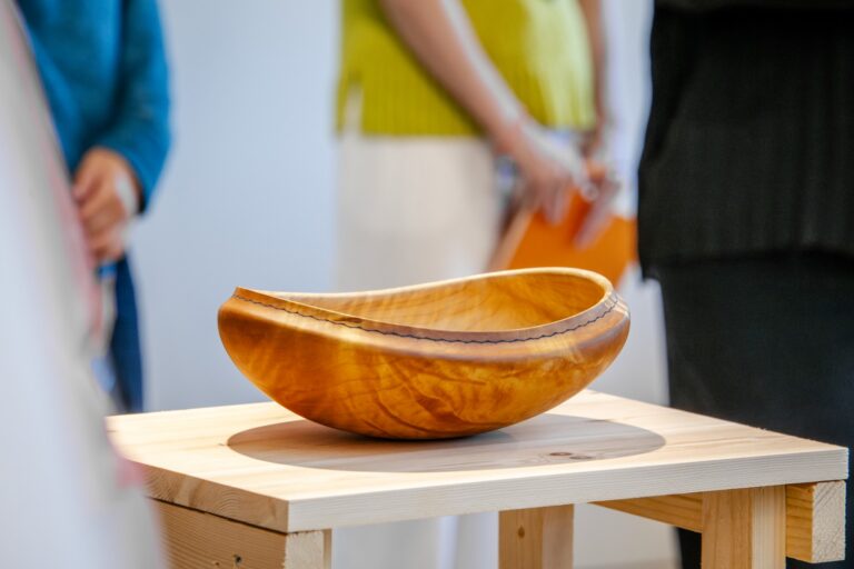 En träskål som sitter på ett träbord.