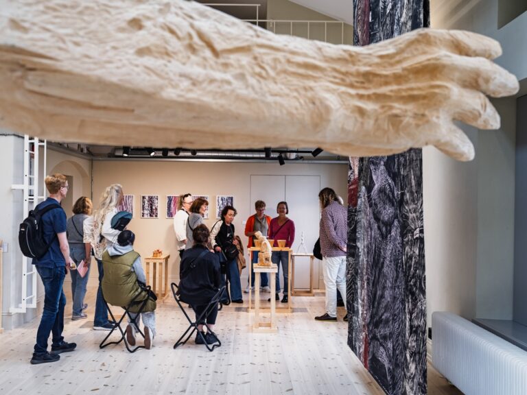 En gruppmänniskor som står i ring