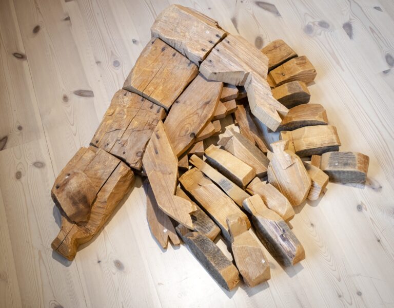 Träklossar på ett trä golv