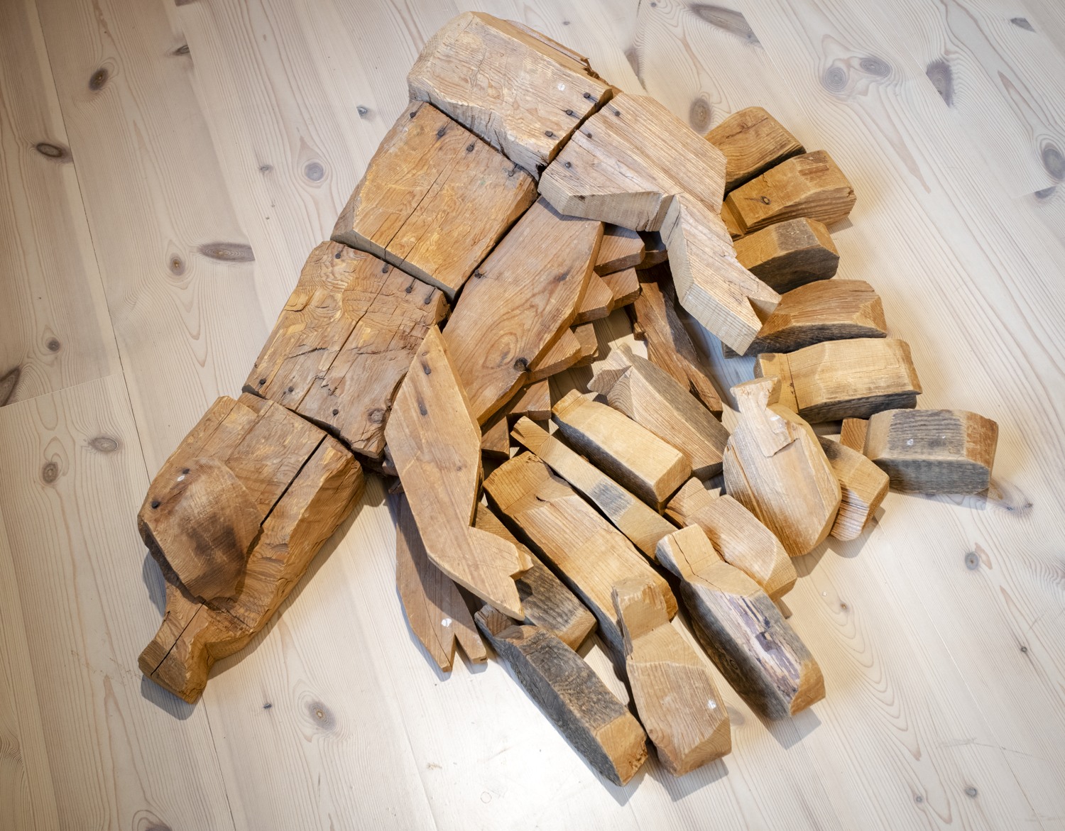 Träklossar på ett trä golv