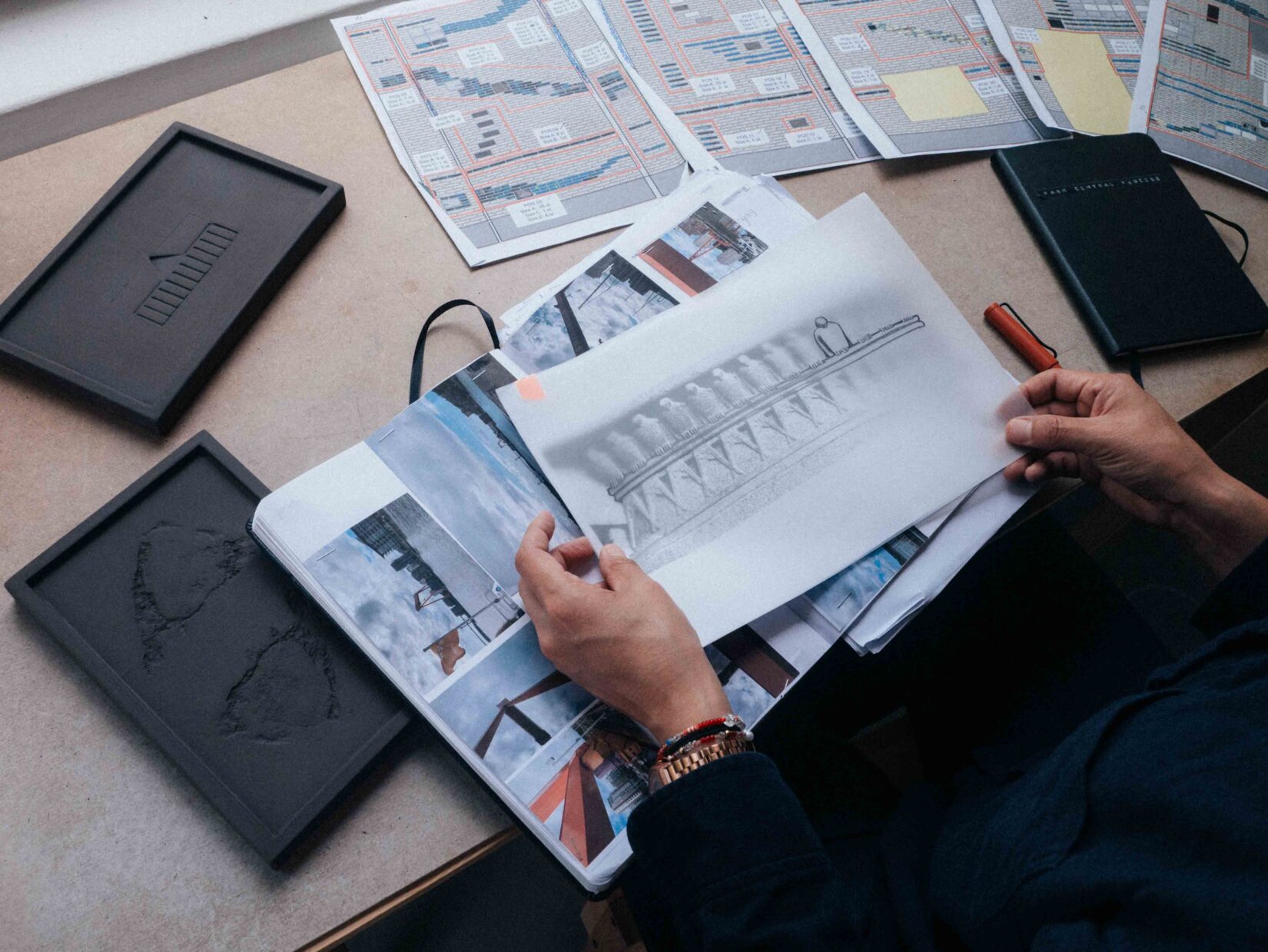 En kvinna som tittar på bilder