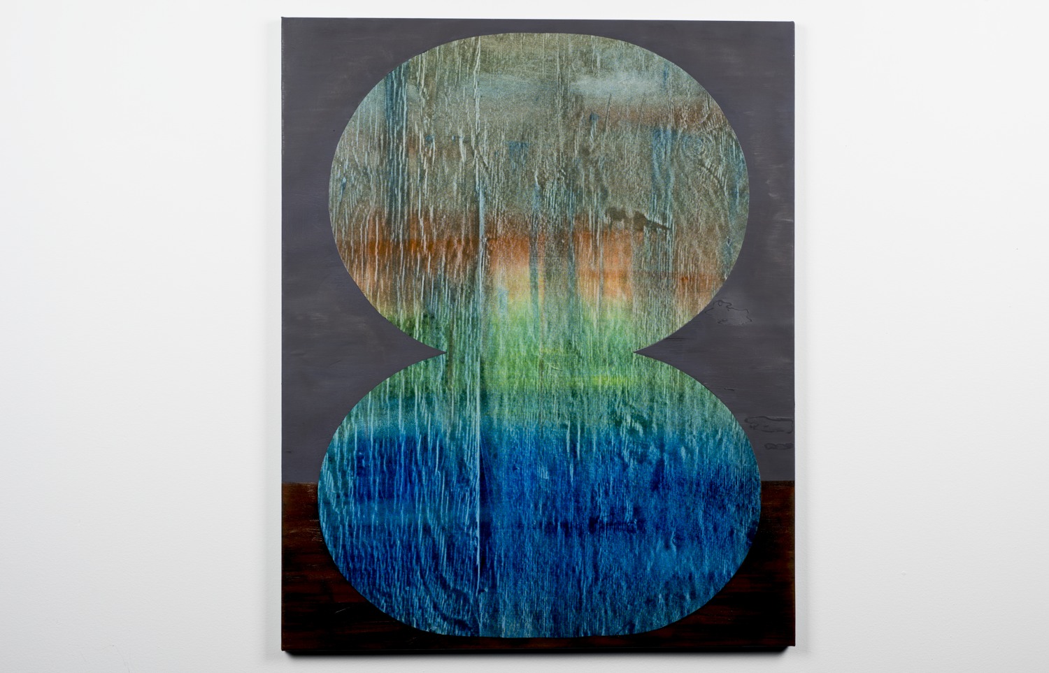 En målning på en vägg med siffran 8 målad på den.